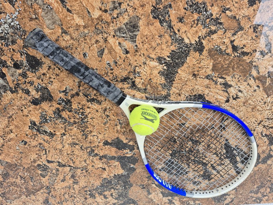Vând paleta de tenis INVANCER CARBON TEC 806