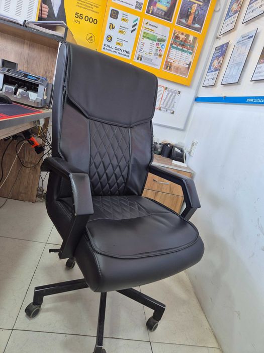 Qora eko-charmdan yasalgan ofis kreslosi.