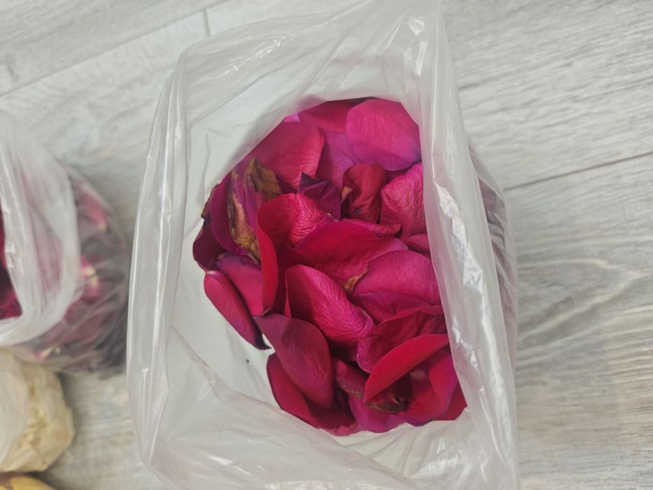 Лепестки роз для украшения