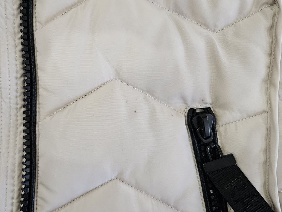 Дамско яке в цвят шампанско с естествен пух на качулката