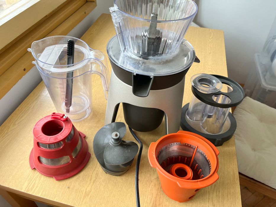 Сокоизтисквачка Мулинекс на бавни обороти с две цедки и две кани