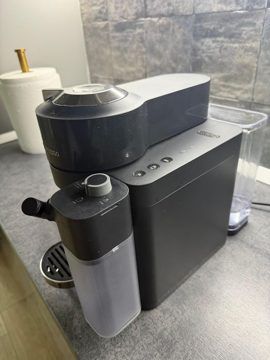 Espressor Vertuo Lattissima Negru