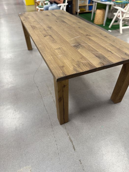 .Дървена дъбова маса