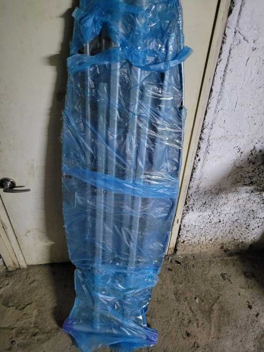 Из подвала-ванна пластиковая,банки,книги,тетради,пылесос,коробки,двери