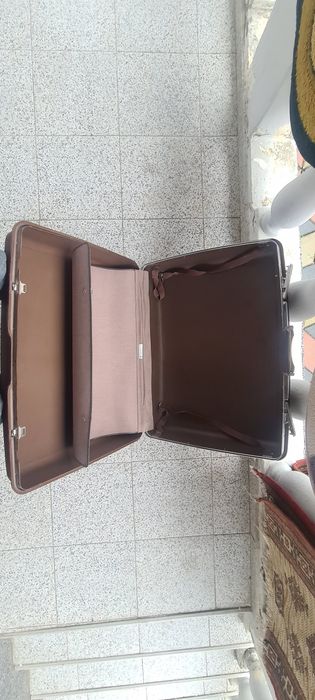 Valize . Geamantan plastic tare
