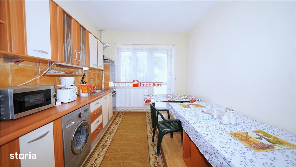Apartament cu terasa, curte si parcare, intr-o zona linistita de case