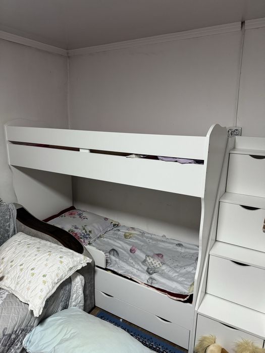 Двухьярусный кровать