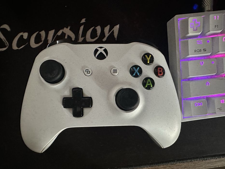 Xbox one cu doua manete si 7 jocuri