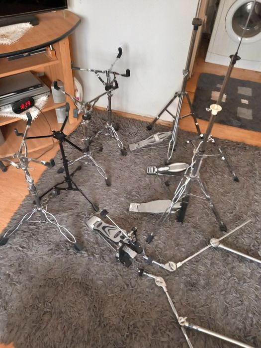Vând stative tobe,pedale,console,prinderi, picioare etc