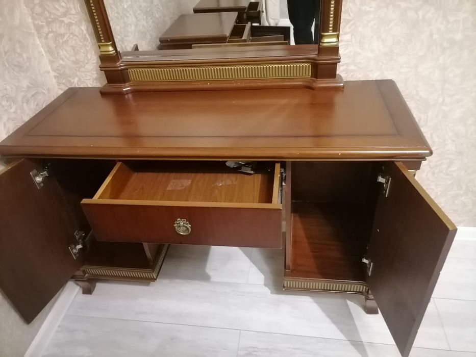 Продам шкаф тумбочками и дамским столиком
