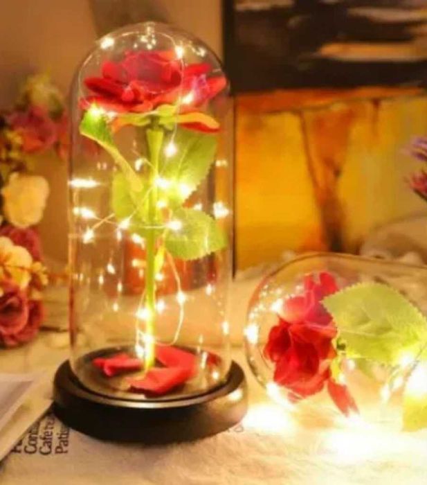 Красива осветена роза в стъкленица с красива подаръчна кутия