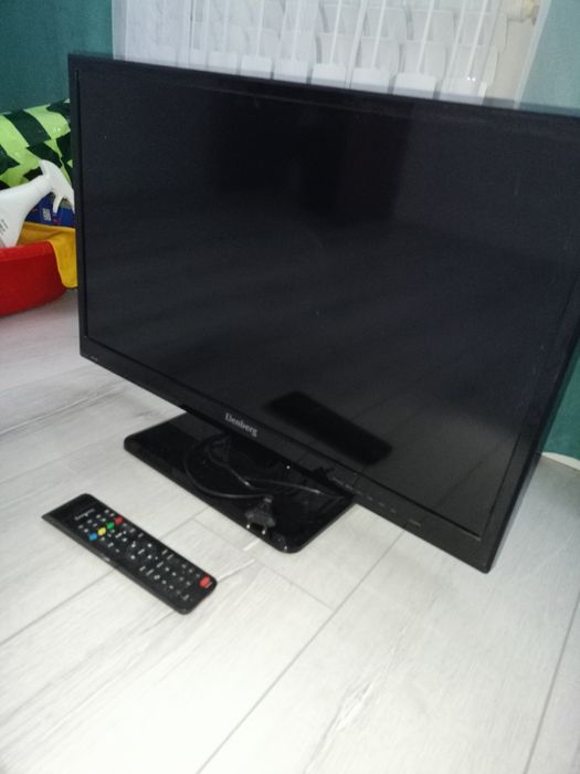 Продаю телевизор ЖК Elenbeg 28"