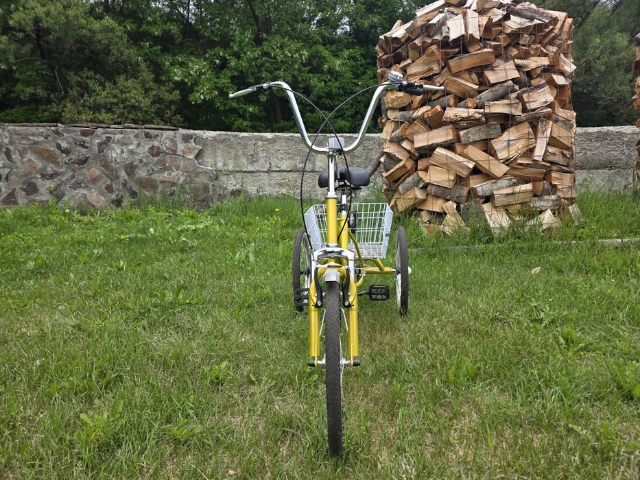 Vând  bicicletă cu trei roți