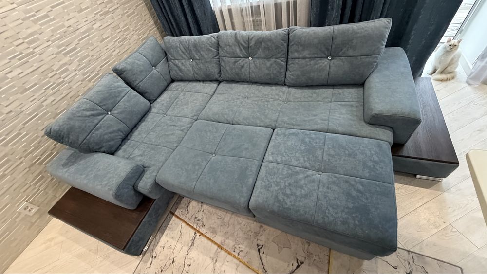 Угловой диван и 2 пуфа