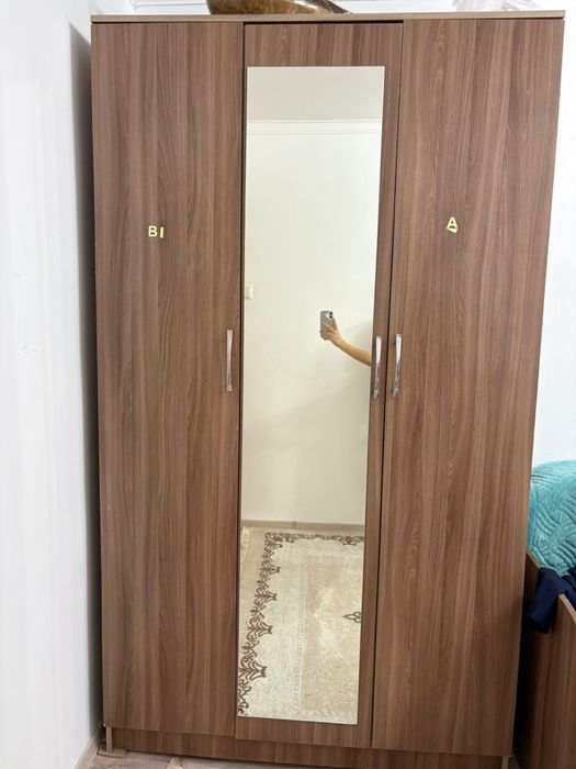 Продам шкаф с  трех дверю
