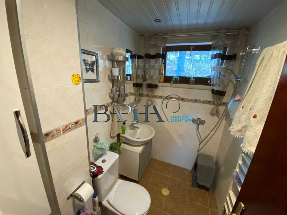 Обзаведена триетажна къща във Виница