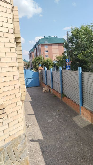 Трехэтажный коттедж в центре города