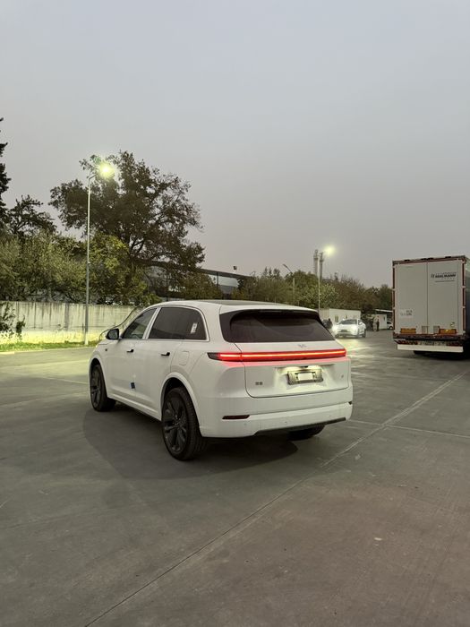 Li 7 Ultra oq kuzov oranjiviy salon 2025.11 bez prabeg garantiya bor