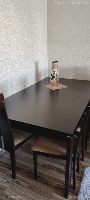 Стол для гостиной со стульями