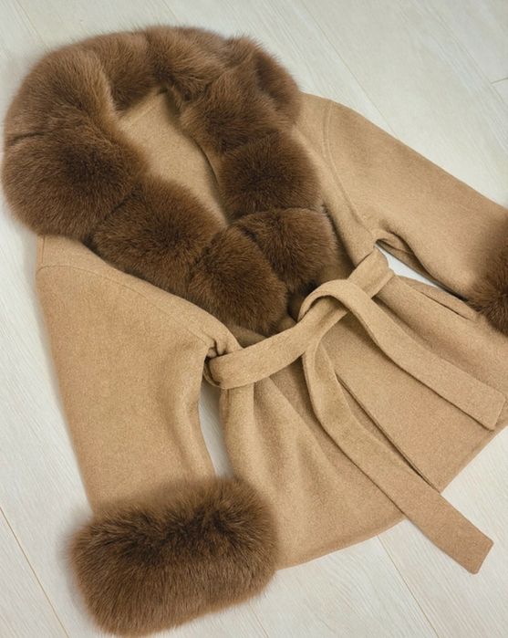 Palton scurt din lana cu blanita la guler si maneci