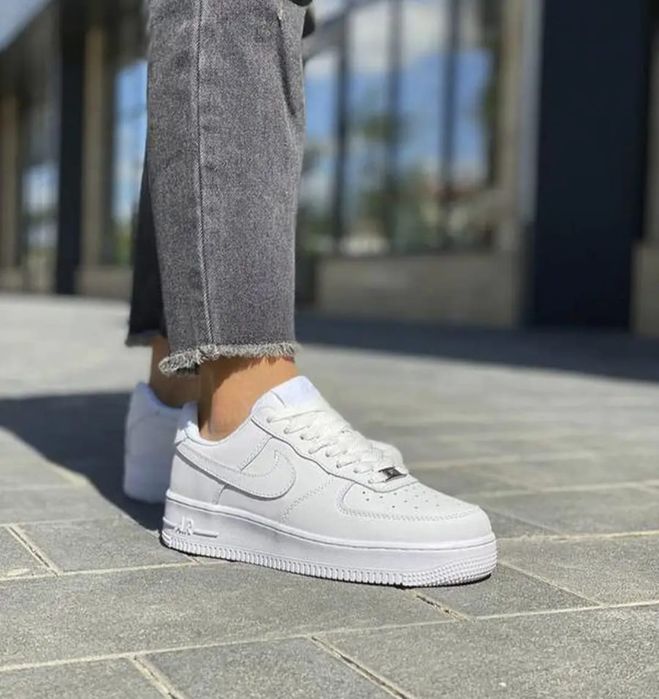 Продам женские кроссовки