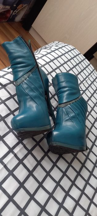 Vând  botine nr34  din piele naturala