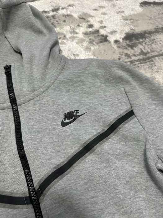 Hanorac Nike Tech Fleece gri M – original, aproape nou