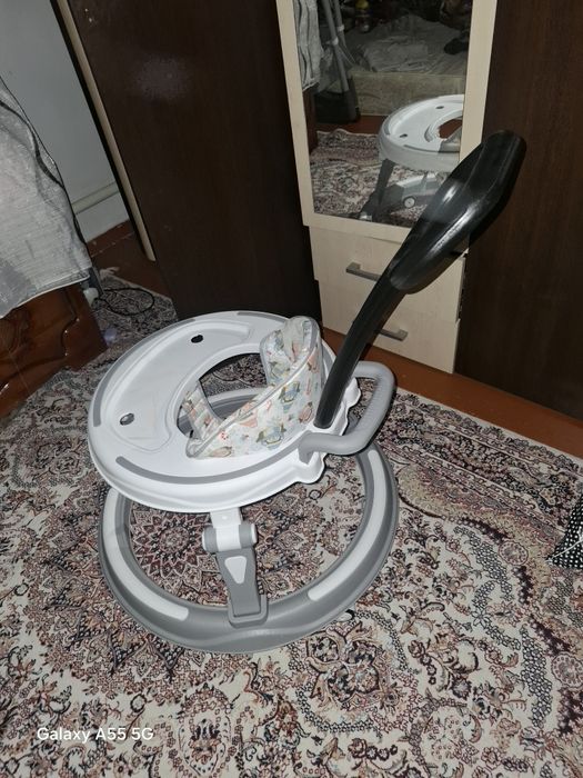 Стол для кормления и ходунки для девочек