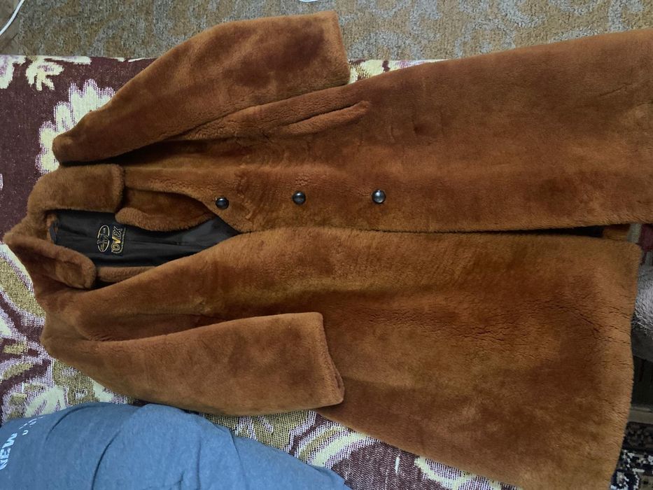 Vând haina din piele naturala de ovine autentică înainte de anii 2000