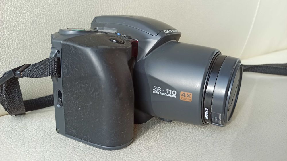 Продавам  ЛЕНТОВ фотоапарат ,,Olimpus'' IS 100