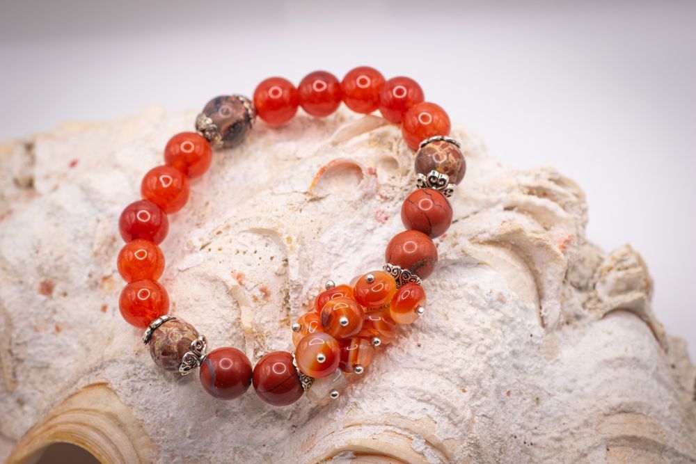 Гривни от полу скъпоценни камъни