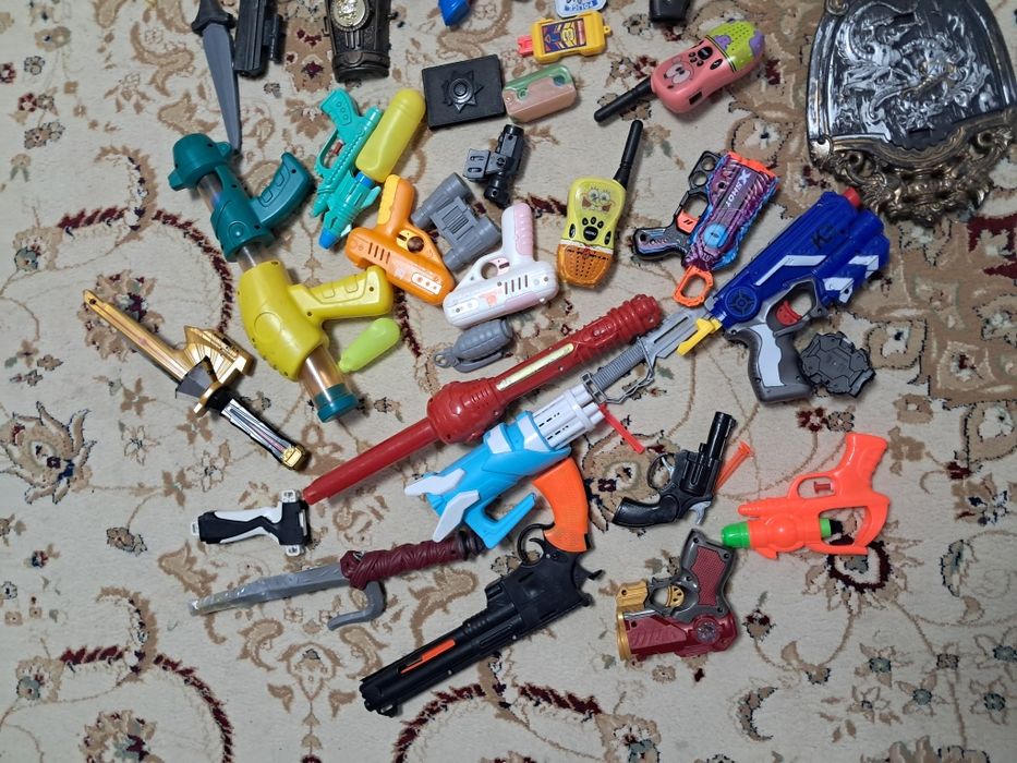Пистолеты и игрушки продам