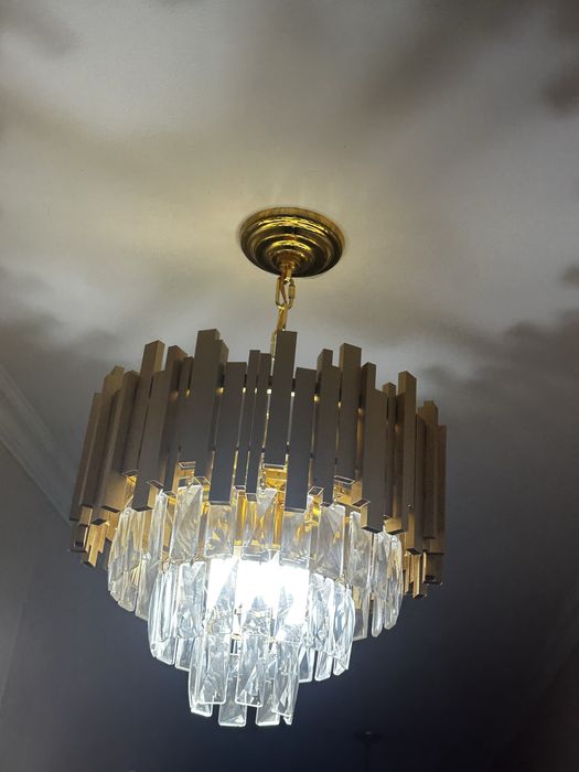 Продаю люстры. Очень красивые