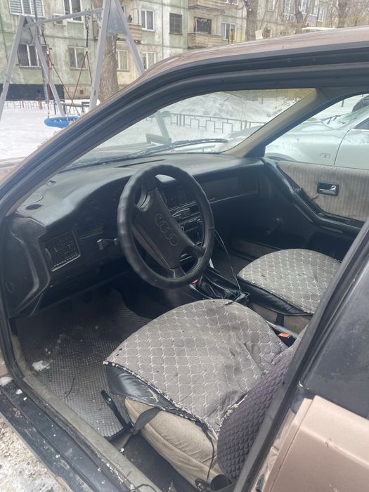 Автомобиль ауди 80