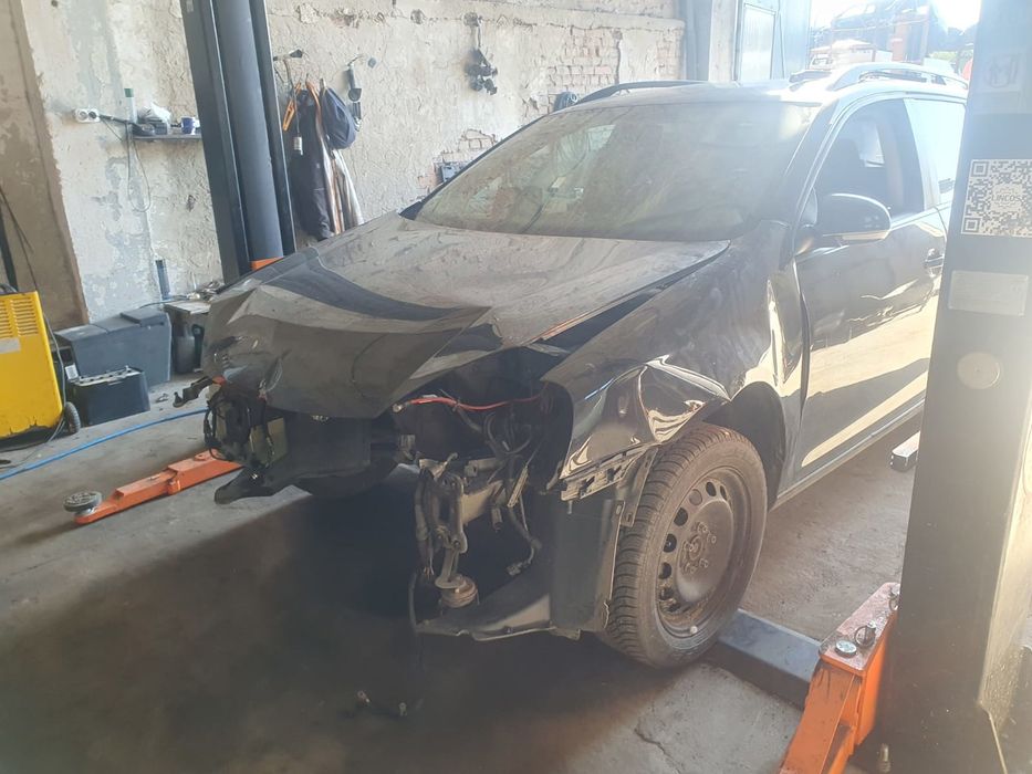 Grila bara fata 1K5853653C Volkswagen Golf 5 (2003 - 2009)
