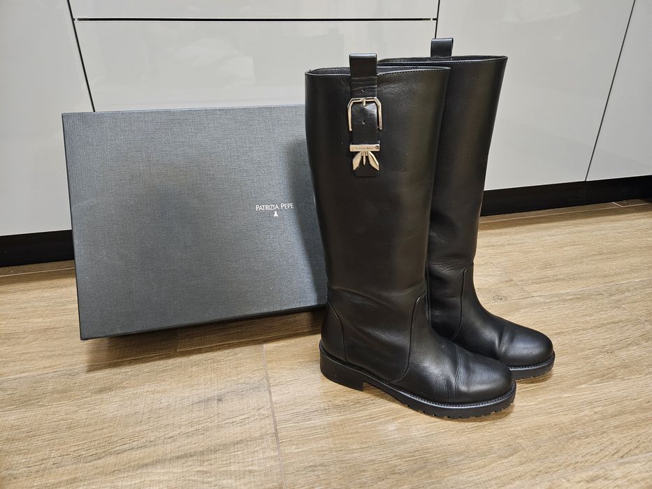 Оригинални Кожени Ботуши Patrizia Pepe.
Цвят: Черен. Заоблен връх. 
За