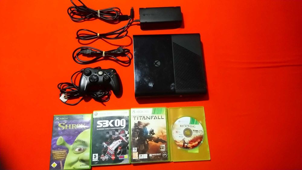 Конзола Xbox 360 E 500GB с Джойстик Кабели и 4 Игри