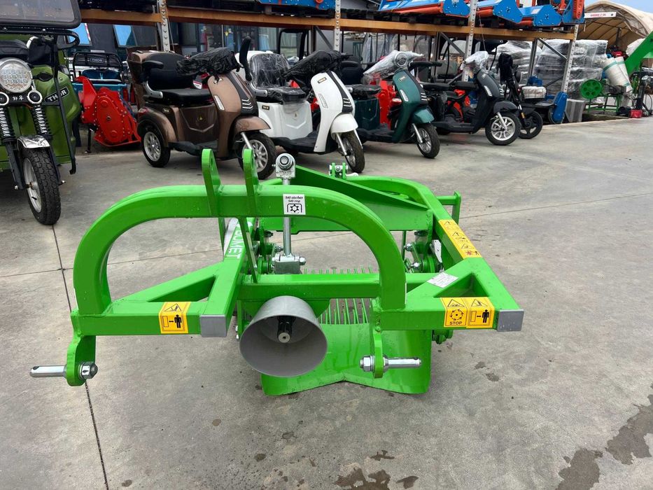 Utilaj de recoltat cartofi cu jugul intr-o parte pe un rand Agramix