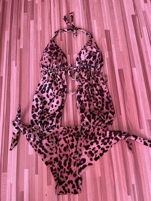 Цял изрязан бански