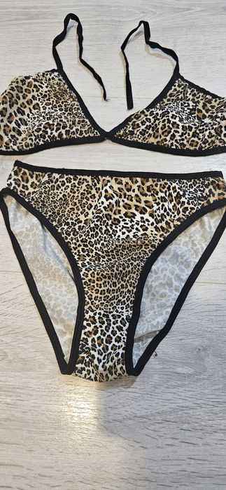 Vând costum de baie