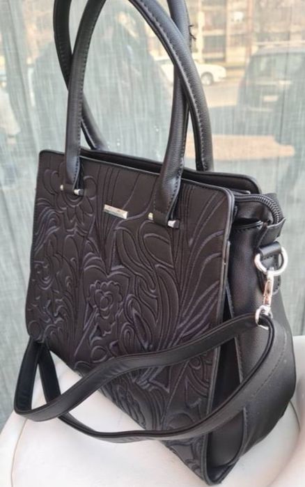 Елегантна дамска чанта с флорален релеф