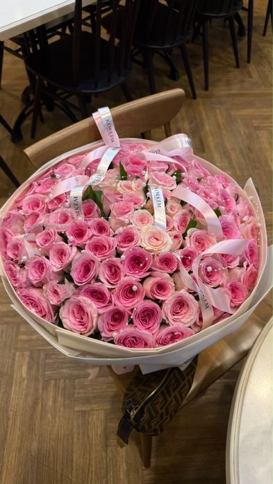 101 розовые розы