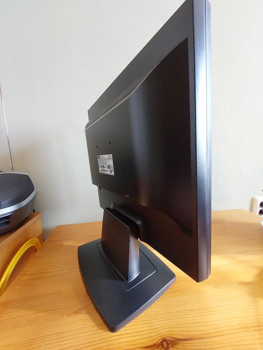 Продавам LCD монитор  CTX 17"