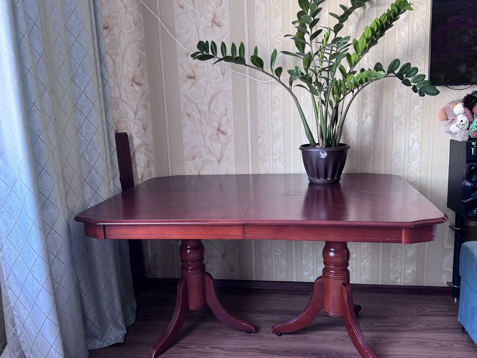 Стол для гостинной