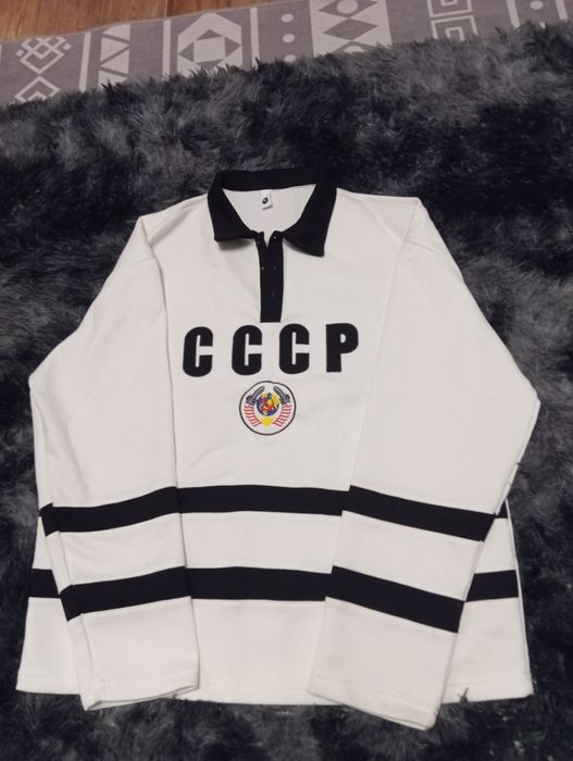 Тёплый, из плотной ткани мягкий свитерок