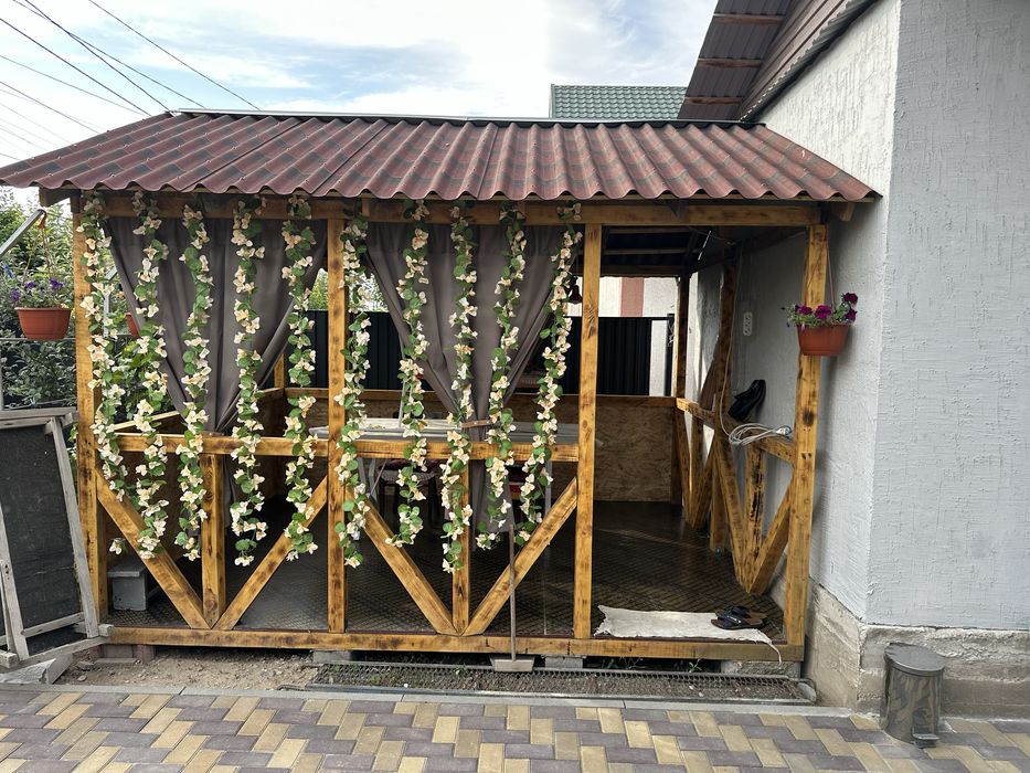 Дервянный беседка.