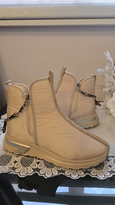 Дамски бежови ботуши