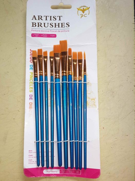 Новый набор кистей для рисования.