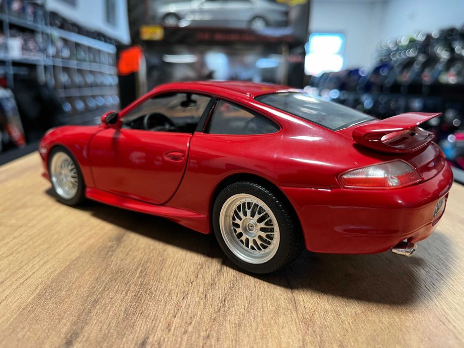 Метална колекционерска количка модел  BBURAGO PORSCHE GT3 1999г.1:18