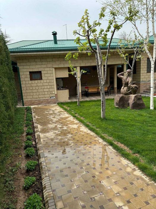 Дом дача у реки с бассейном